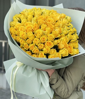 101 Желтая роза в ярком букете